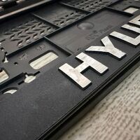 זוג מסגרות ללוחית רישוי עם סמל יונדאי