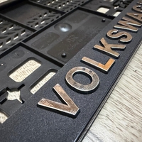 זוג מסגרות ללוחית רישוי עם סמל פולקסווגן