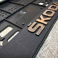 זוג מסגרות ללוחית רישוי עם סמל סקודה