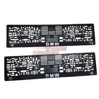 זוג מסגרות ללוחית רישוי עם סמל במוו