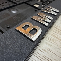 זוג מסגרות ללוחית רישוי עם סמל במוו