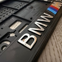 זוג מסגרות ללוחית רישוי עם סמל במוו M