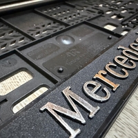 זוג מסגרות ללוחית רישוי עם סמל מרצדס