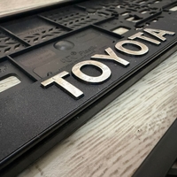 זוג מסגרות ללוחית רישוי עם סמל טויוטה