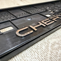 זוג מסגרות ללוחית רישוי עם סמל צ'רי