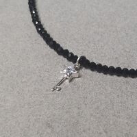שרשרת חרוזי קריסטל שחור עם תליון מפתח מכסף