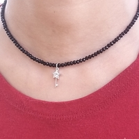 שרשרת חרוזי קריסטל שחור עם תליון מפתח מכסף
