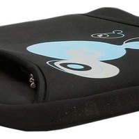 לתיק נשיאה (sleeve) למחשב נייד, בדומה למוצר הקודם אך עם דגש על צד אחד של המוצר. תיאור מוצר: תיק נשיאה (sleeve) למחשב נייד - דגם SUMDEX תיק נשיאה קומפקטי ואלגנטי למחשב נייד