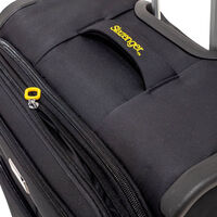 מזוודת טרולי עליה למטוס 20