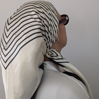 מטפחת מרובעת סאטן - שמנת עם פסים