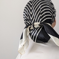 מטפחת מרובעת סאטן - שחורה עם פסים