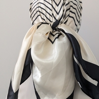 מטפחת מרובעת סאטן - שמנת עם פסים