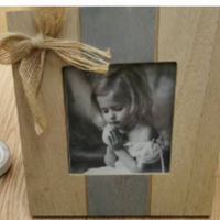 מסגרת עץ עם פפיון דקורטיבי