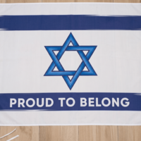 דגל ישראל 80×110 איכותי | דגל ישראל PROUD TO BELONG  לתלייה לבית, ולאירועים עשוי מפוליסטאר