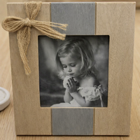 מסגרת עץ עם פפיון דקורטיבי