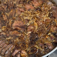 Sliced tongue with caramelized onions