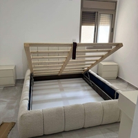 מיטה עם בד קטיפה