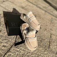 REPLAY - כפכפי מוקסין לנשים בצבע בז׳ עם פרווה סינתטית