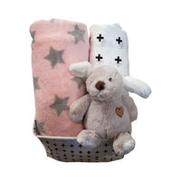 30# - חיבוקי פינוקי לבת : ערכה רכה בסל בד בשחור-לבן, בובה פרוותית רכה מנגנת ונתלית, כירבולית טטרה ושמיכת עגלה