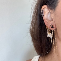 עגיל לוטוס שחור צמוד נשפך