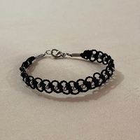 צמיד מקרמה שחור עם חרוזי כסף