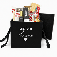 מארז מתוקים לגבר - קופסת מתנה שחורה עם הקדשה אישית, מלאה בשוקולדים, ממתקים ובקבוק משקה קטן, תוכן המארז מלמעלה