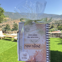 מחברת ממותגת עם עט