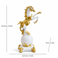 פסל סוס לבן וזהב לעיצוב הבית