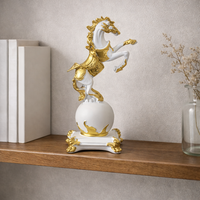 פסל סוס לבן וזהב לעיצוב הבית