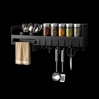 מדף תלייה ומארגן כלים למטבח שחור.