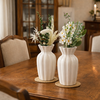 עציצים קרמיים עם פרחים מלאכותיים לבית