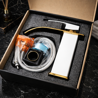 ברז לכיור אמבטיה יוקרתי בעיצוב לבן-זהב