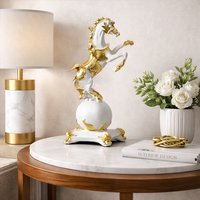 פסל סוס לבן וזהב לעיצוב הבית