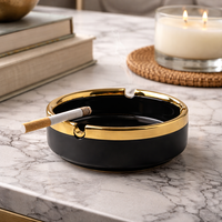 מאפרה מעוצבת קטנה בצבע שחור עם גימור זה