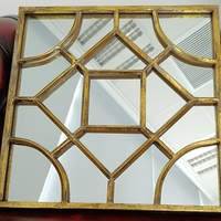 מראת קיר מרובעת מוזהבת