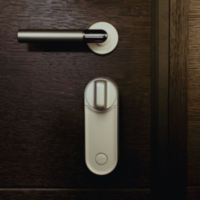 ערכת מנעול חכם Linus™ L2 + קודן טביעת אצבע + מגשר אינטרנט מובנה +קורא קרבה Yale Dot + סוללה נטענת!