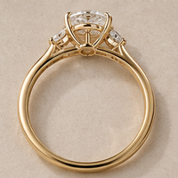 טבעת אירוסין יהלום מעבדה אובלי עם שני יהלומי צד – זהב 14K