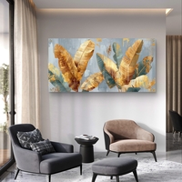 תמונת זכוכית לרוחב עם עלי בננה זהובים וטורקיז על רקע אפור-כחלחל בעיצוב מודרני יוקרתי