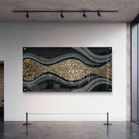 תמונת זכוכית רוחבית בגווני שחור ואפור עם מסלול אבני זהב מעוצב – תכשיט לבית