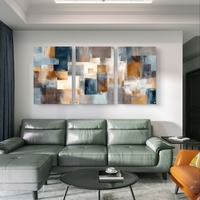 סט שלישייה של תמונות זכוכית אבסטרקטיות בגווני תכלת, שמנת וחום בעיצוב גאומטרי מודרני