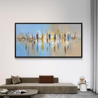 תמונת קיר אבסטרקטית של דמויות בעיר בצבעי כחול וזהב, מראה אלגנטי לסלון מודרני