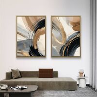 זוג תמונות קנבס מופשטות בגווני שחור, זהב וחום בהיר עם משיחות צבע רחבות בעיצוב מודרני