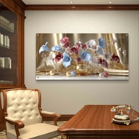 תמונת זכוכית לרוחב עם סידור פרחים מוזהב בגווני ורוד, כחול ולבן על רקע זהוב בהדפסה חלקה