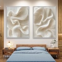 זוג תמונות קנבס בגווני בז' ולבן, בעיצוב מופשט של גלים רכים ותנועה טבעית, הדפסה חלקה ואיכותית מבית תכשיט לבית – NEXTGEN BY BAR.