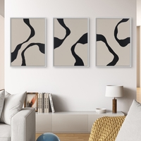 שלישיית תמונות קנבס בעיצוב אבסטרקטי בגווני בז' ושחור, הדפסה חלקה, קולקציית NEXTGEN BY BAR מבית תכשיט לבית.