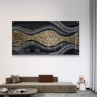 תמונת זכוכית רוחבית בגווני שחור ואפור עם מסלול אבני זהב מעוצב – תכשיט לבית