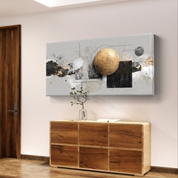 תמונת קנבס לרוחב בסגנון אבסטרקטי עם כדור זהב מרכזי וגווני שחור, אפור ולבן לעיצוב סלון מודרני ויוקרתי