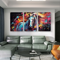 שלישיית תמונות זכוכית עם סוס אבסטרקטי וצבעים עזים בגווני טורקיז, אדום וצהוב בעיצוב מודרני ועוצמתי לסלון