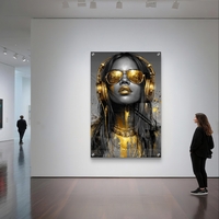 תמונת זכוכית עם דמות נשית, אוזניות ומשקפי שמש בגווני שחור וזהב בעיצוב מודרני, נועז ויוקרתי לקיר הבית