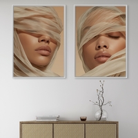 זוג תמונות קנבס של אישה עטופה בבד רך בגווני בז׳ חמים, מתוך קולקציית NEXTGEN BY BAR של תכשיט לבית – עיצוב אמנותי רך ומלא שלווה.